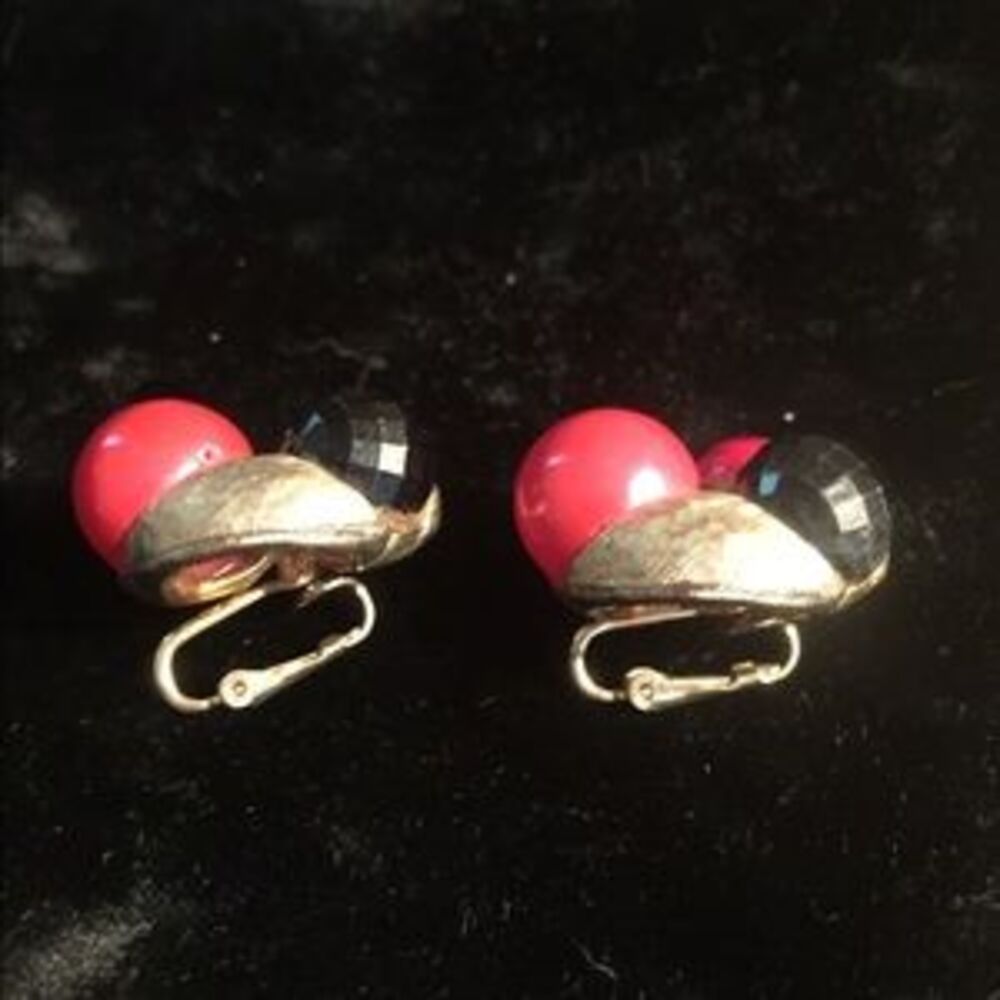 Vintage Clip Earrings - Picture 3 of 9